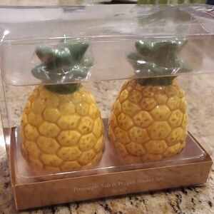 New Willow Street Designs Pineapple Salt and Pepper Shaker Set